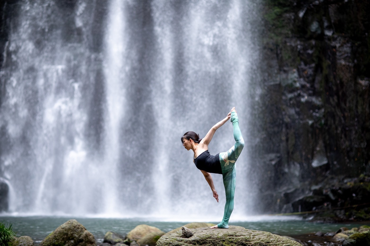 大分にあるヨガスタジオYoga Varnaのインストラクターがヨガをしている様子03
