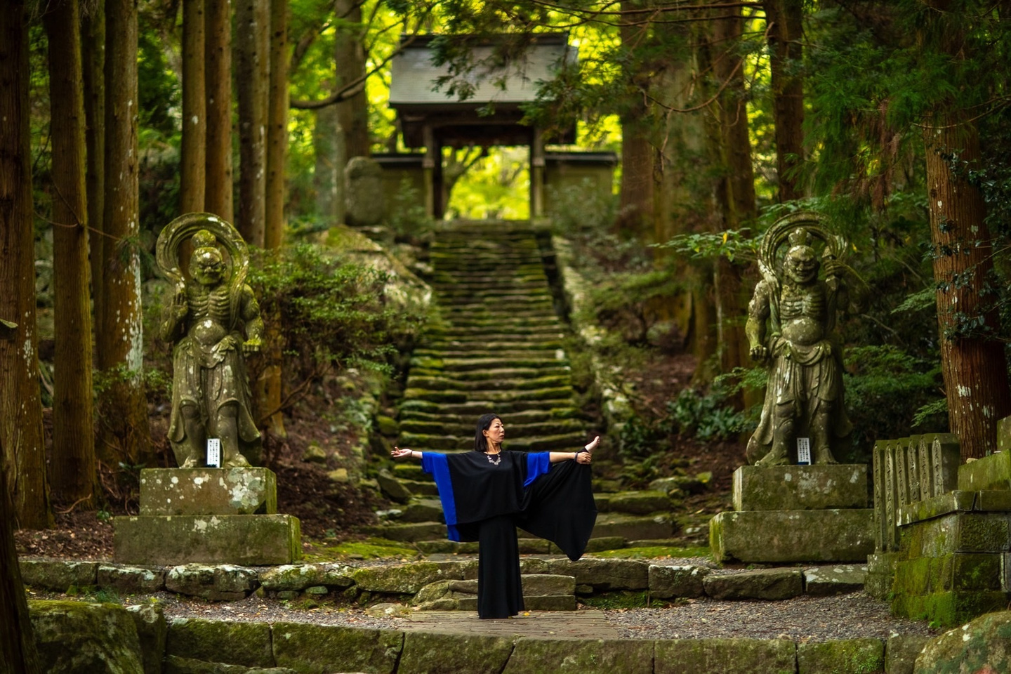 大分にあるヨガスタジオYoga Varnaのインストラクターがヨガをしている様子04
