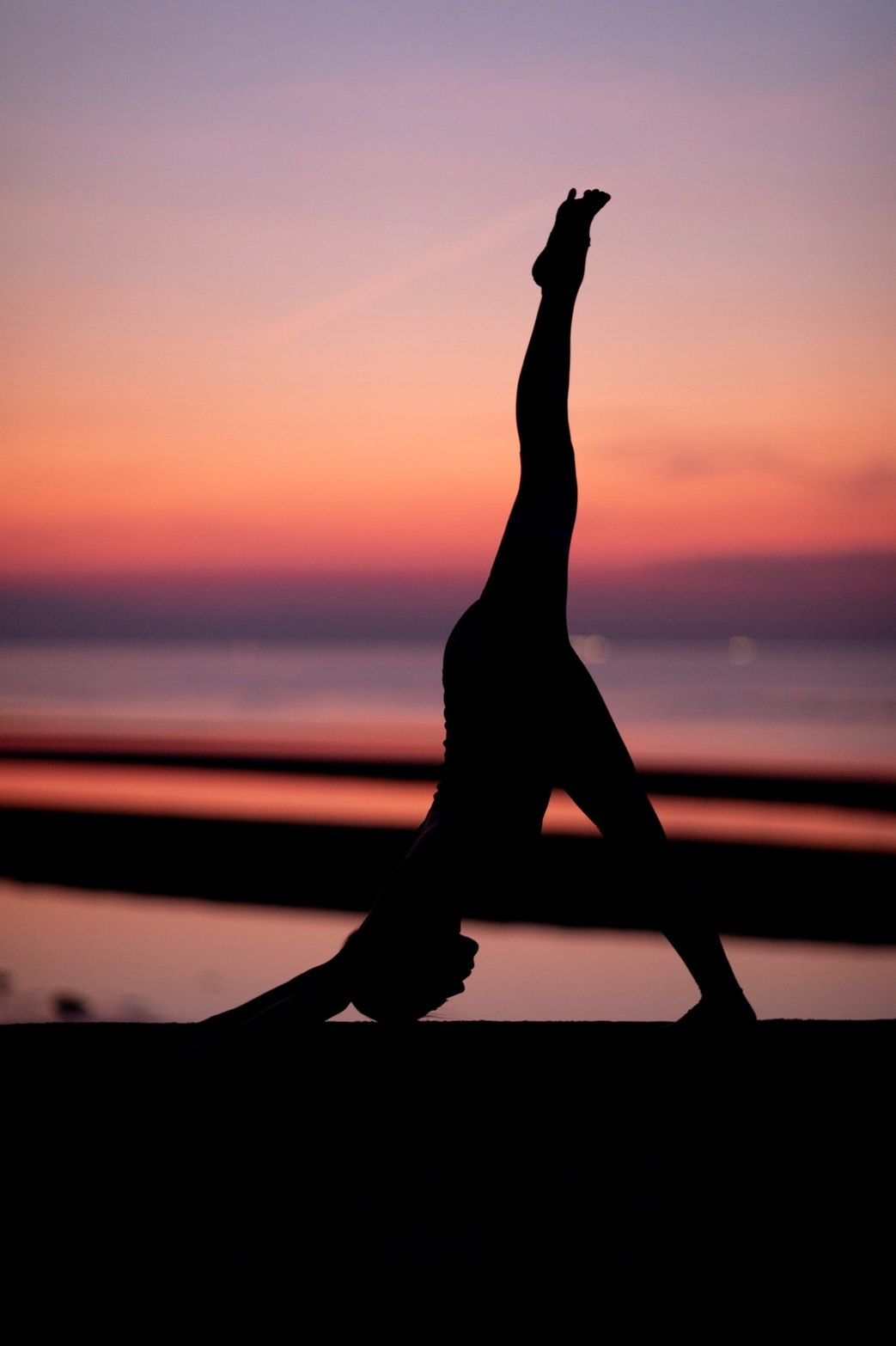 大分にあるヨガスタジオYoga Varnaのインストラクターがヨガをしている様子05