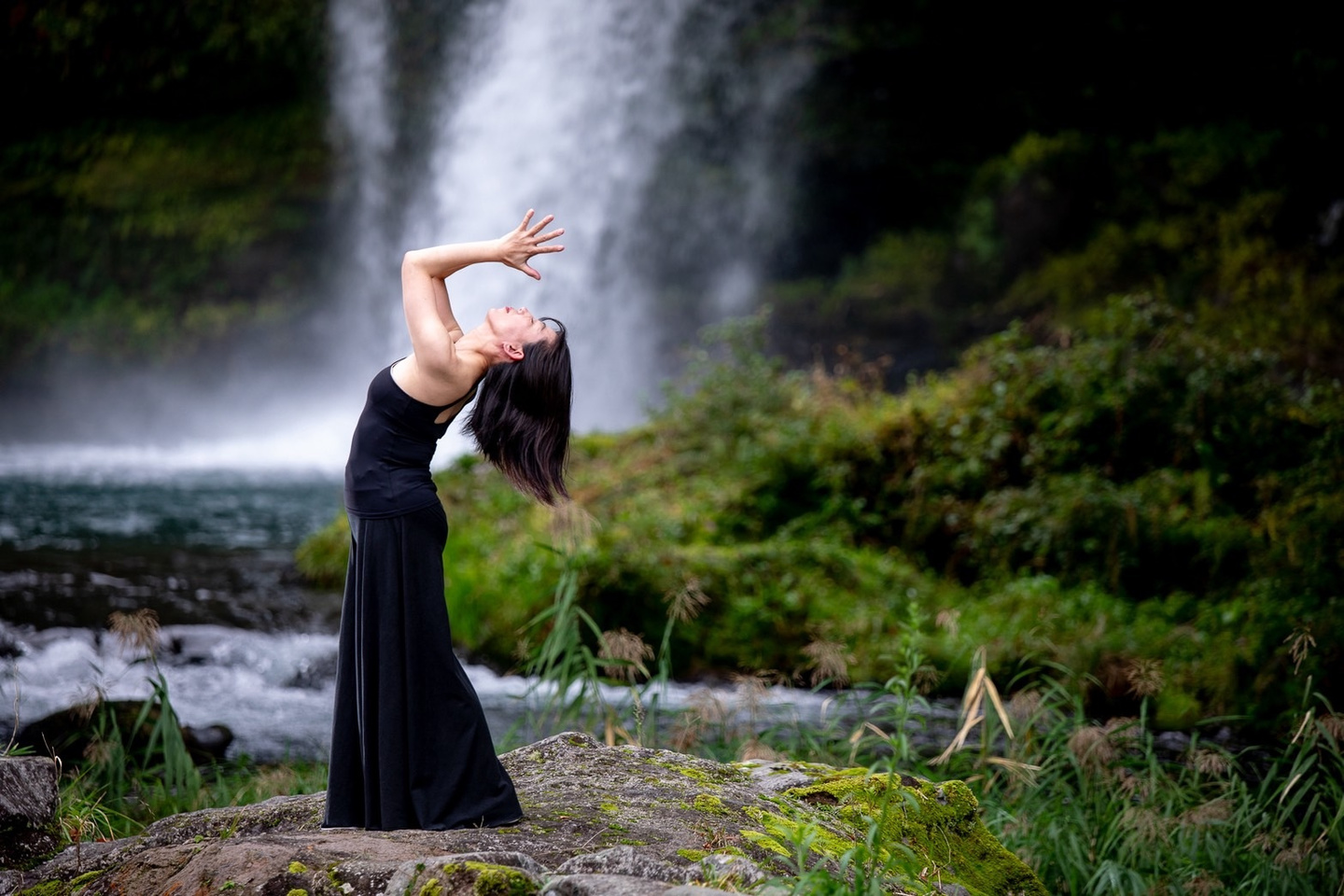 大分にあるヨガスタジオYoga Varnaのインストラクターがヨガをしている様子06