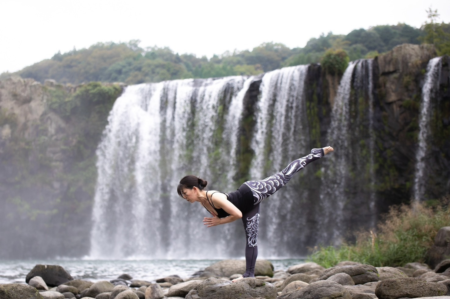 大分にあるヨガスタジオYoga Varnaのインストラクターがヨガをしている様子07