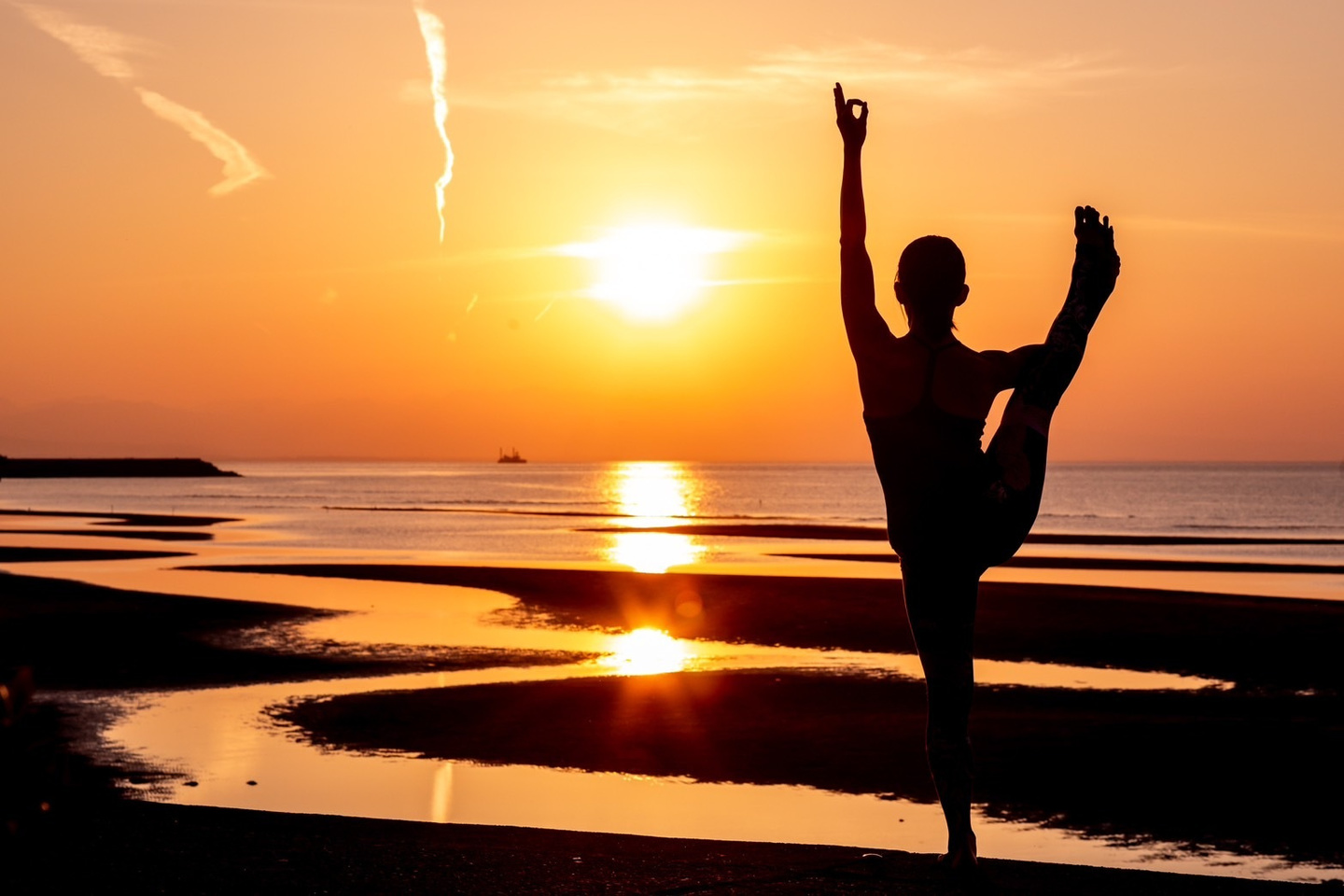 大分にあるヨガスタジオYoga Varnaのインストラクターがヨガをしている様子08